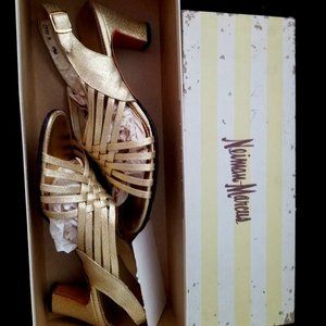 NEIMAN MARCUS BRAND VINTAGE GOLD HEELS FOR THE PETITE FOOT - REDUCED!